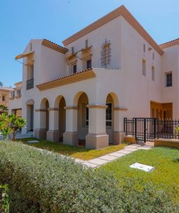 Luxury Villa Near a Golf Course In Al Murooj